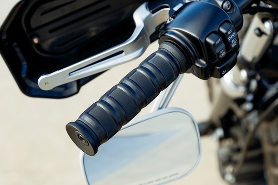 6673 KURYAKYN "black handlebar grips"