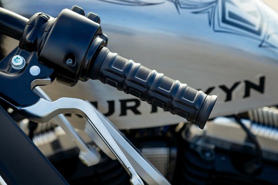 6673 KURYAKYN "black handlebar grips"