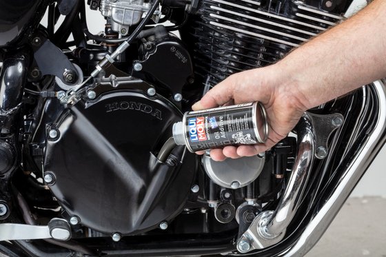 LIQUI MOLY lenktyninių motociklų alyvos priedas (alyvos rafinavimo įrenginys)