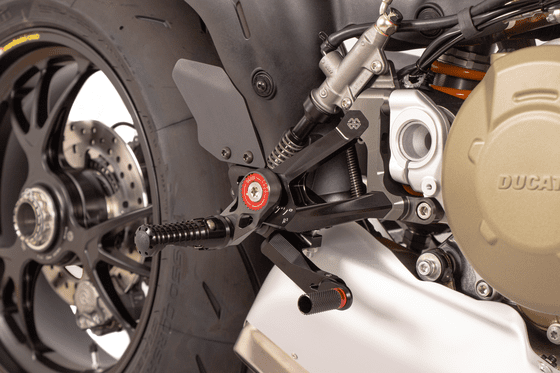 MUE2-D02-B GILLES TOOLING black rearset for ducati sfv4